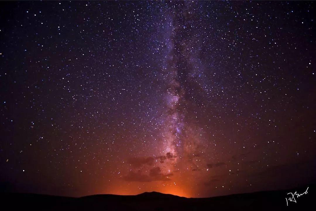 在冰岛,当沉沉的夜空突然被点燃,极光的华彩照亮了漫漫极夜
