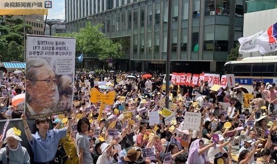 周三示威活动从1992年1月8日开始，到今天迎来第1400次。今天包括韩国国内13个城市在内，日本、美国、澳大利亚等世界12个国家的37个城市的57个地方，一起进行了要求日本政府向强征慰安妇抱歉的示威，因此意义更加重大。示威民众呼吁日本政府停止再次侵犯被害者名誉和人权的一切行为，承认战争罪行，并履行包括查明真相，正式道歉和赔偿在内的法律责任。与此同时，市民社会团体当天也继续举行抗议行动和集会，谴责安倍政权不反省历史，甚至采取“经济报复”措施。（央视记者 卢星海）