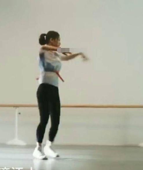 丽颖拍广告用替身?景甜捐款?魏大勋后援会解