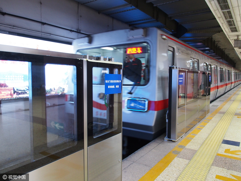 北京地铁一号线木樨地站开始测试安装屏蔽门