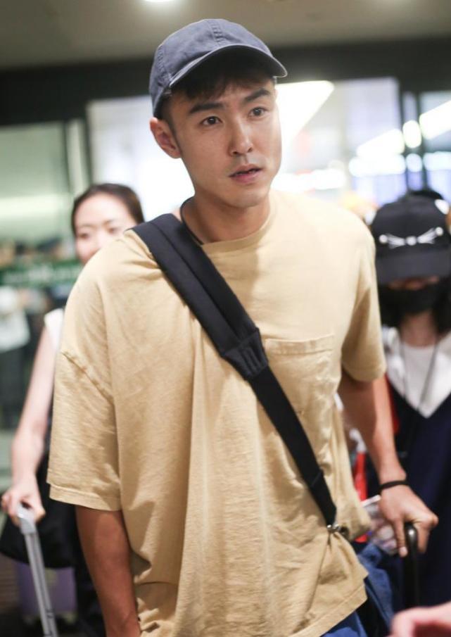 阮经天一身潮装现身机场 笑眼眯眯亲切低调