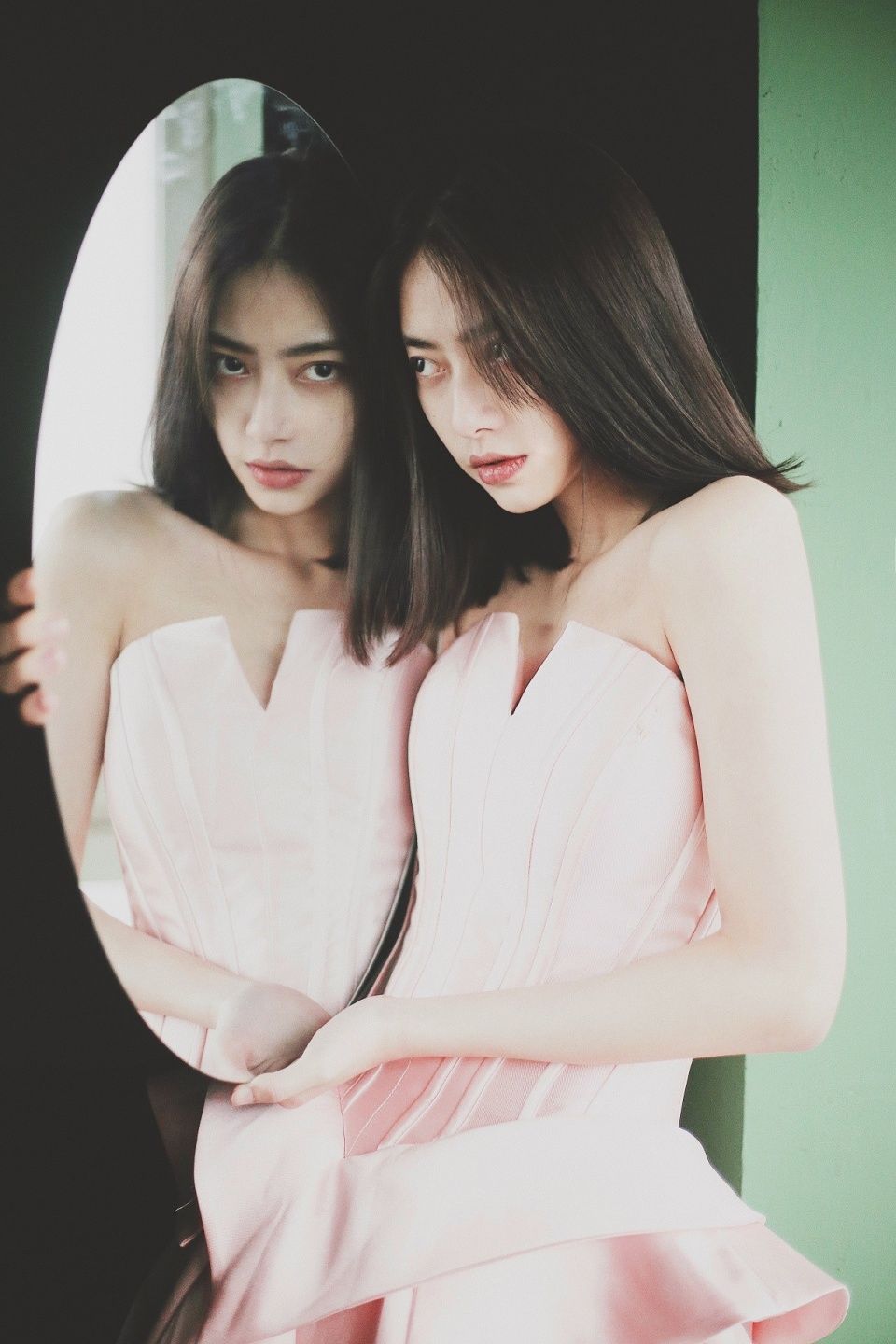 王若珊仙范儿写真唯美来袭 与喵星人互动秀小蛮腰