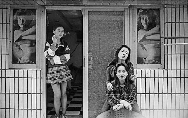 深圳发廊，几位年轻女子正在抽烟