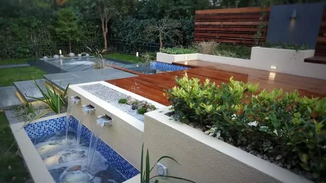 在质量保证上,设计师考虑到水池玻璃和水泥结合的地方后期可能会漏水