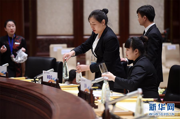 5月5日,工作人员在雁栖湖国际会议中心布置会场。
世界的目光再次聚焦中国首都北京。在成功举办2008年夏季奥运会、2014年APEC领导人会议之后,2017年5月14日,拥有3000多年建城史的古都北京又将迎来一个历史与未来交融的盛会——“一带一路”国际合作高峰论坛。
新华社记者 鞠焕宗摄