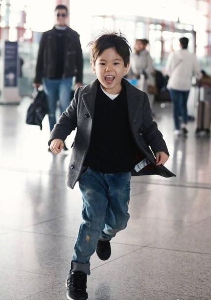 嗯哼大冬天穿件薄外套杜江当狼爸?别人家孩子他都疼的跟宝似的!