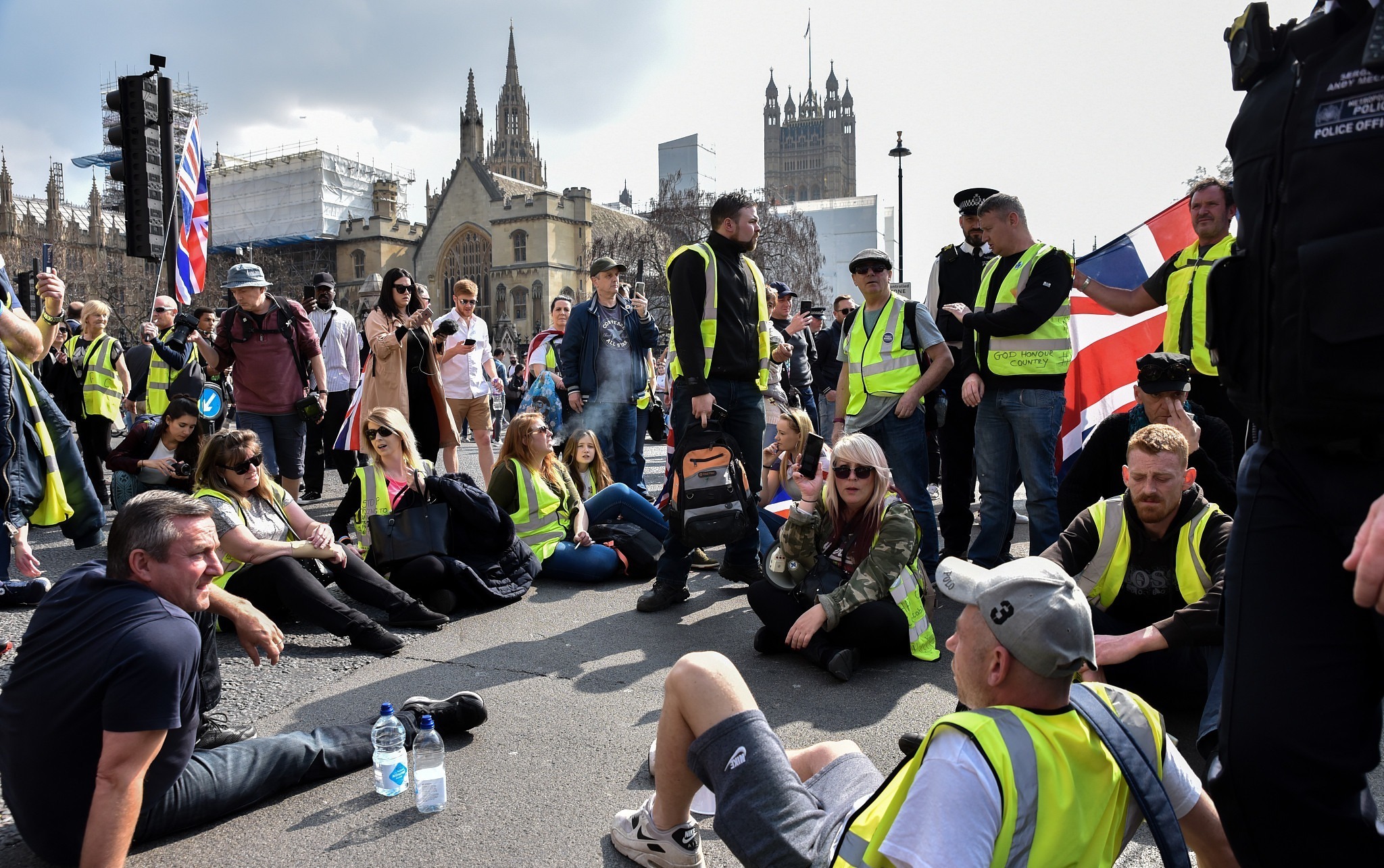 伦敦爆发"黄背心"示威运动 示威者横躺马路