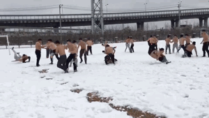 杭州这群小伙光膀子在雪地里摔跤 视频爆红 网络热点 第2张