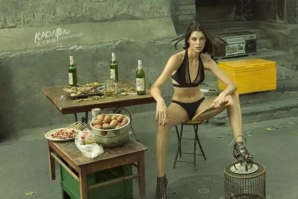 太撩人!模特胡同拍性感大片 着比基尼撸串 太撩人!模特胡同拍性感大片 着比基尼撸串