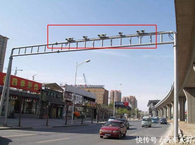 经过红绿灯的时候,摄像头闪了一下,这是被拍到
