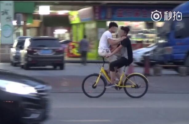 解锁新姿势?两男子共骑小黄车 画风让人忍俊不禁 解锁新姿势?两男子共骑小黄车 画风让人忍俊不禁