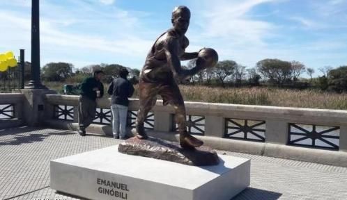 白科比在阿根廷什么地位?首都有他雕像,比肩马