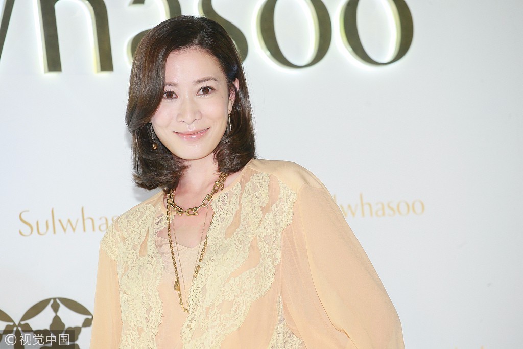 宋慧乔穿粉裙嘟嘴撩发秀婚戒 佘诗曼笑成花、