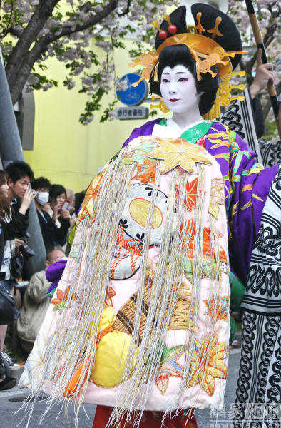 东京再现吉原艺妓头牌街上行游众人围观 东京再现吉原艺妓头牌街上行游众人围观