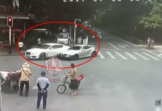 奔驰男不爽宾利女司机车技驾车怒撞 自己常违章 奔驰男不爽宾利女司机车技驾车怒撞 自己常违章