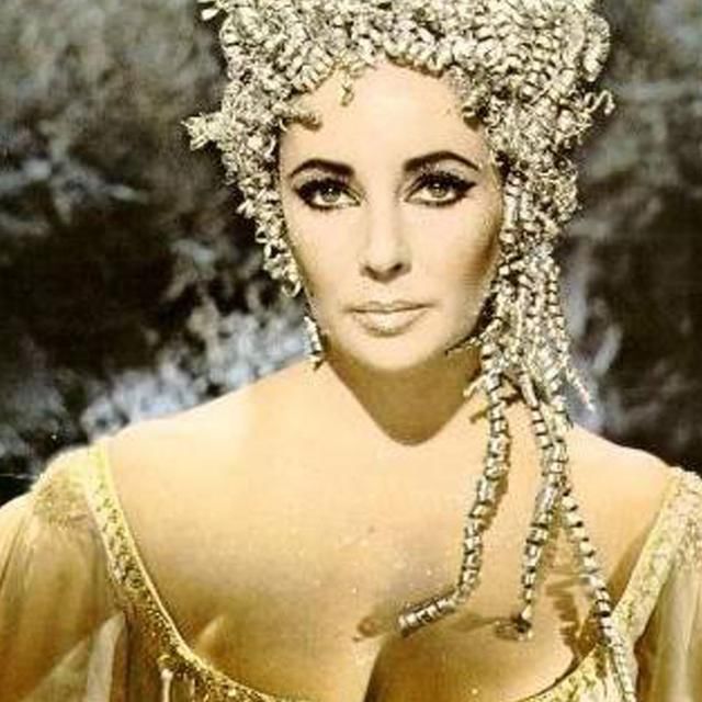 埃及艳后依靠美貌和政治能力周旋在两个帝王之