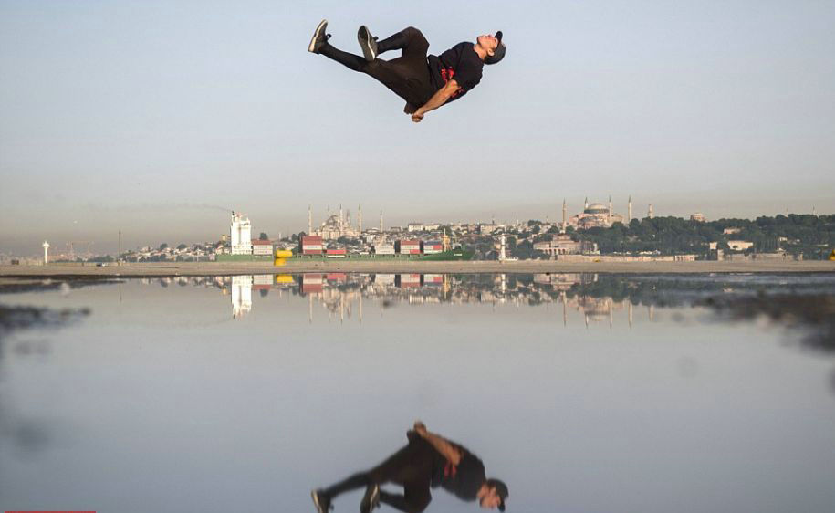 这两名专业跑酷选手分别是Jason Paul和Dimitris Kyrsanidis，他们在几十个集装箱间闪转腾挪，其中最高的集装箱高达50米。