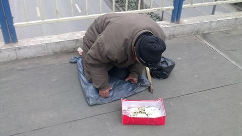 好心老板施舍路边人,下班走夜路回家,看见一人傻了眼