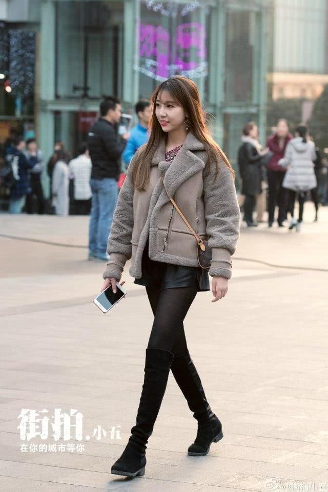重庆街拍,羊羔毛外套搭配黑色丝袜,既优雅又保