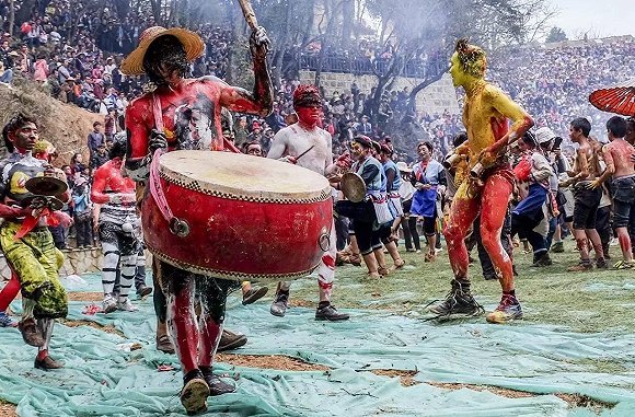 【视频】云南火神崇拜,跳火堆,过火栏,转火磨,射火弓,闯火阵