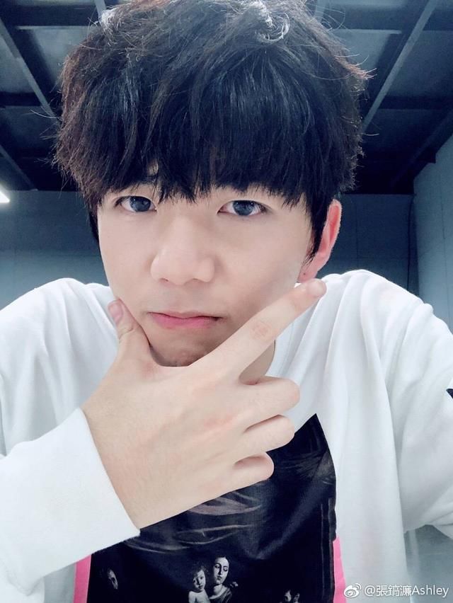 张镐濂微博晒自拍张丹峰洪欣齐出镜!父子俩没