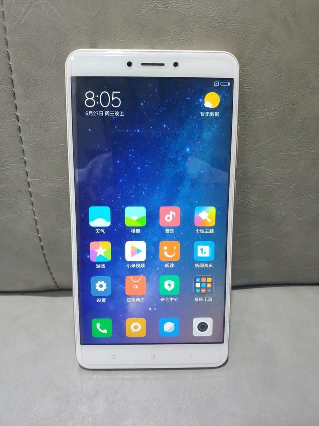 850小米MAX2上手,5300毫安电池,看世界杯直