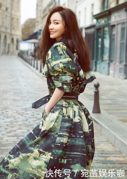 如今的姚笛越来越漂亮了,穿着时尚优雅又迷人