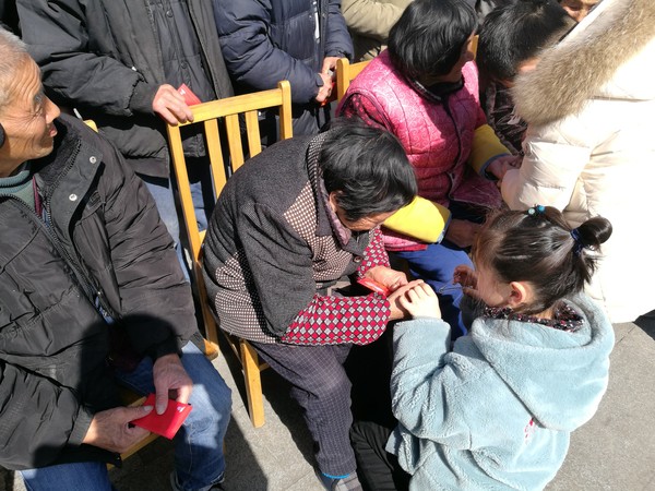 瀛洲镇:小小志愿者 温暖敬老院