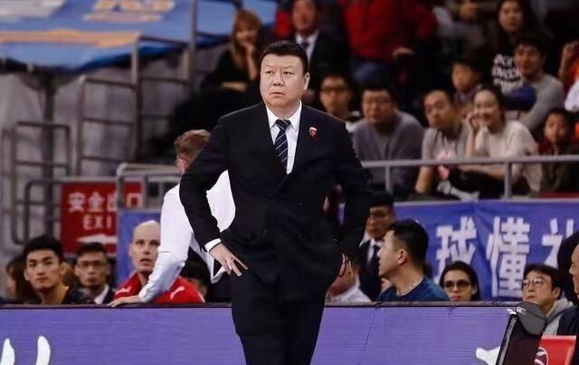 CBA裁判又引不满,暂停观众看懵了,前深圳主帅