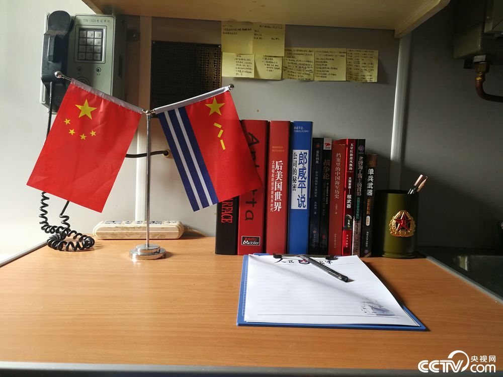 办公桌上的物品物摆放尽量恢复到当时的原貌。（记者 袁育堃 报道）