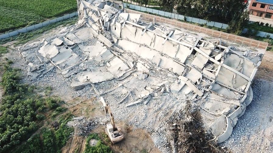 “泰坦尼克号”烂尾楼群遭拆除 “泰坦尼克号”烂尾楼群遭拆除