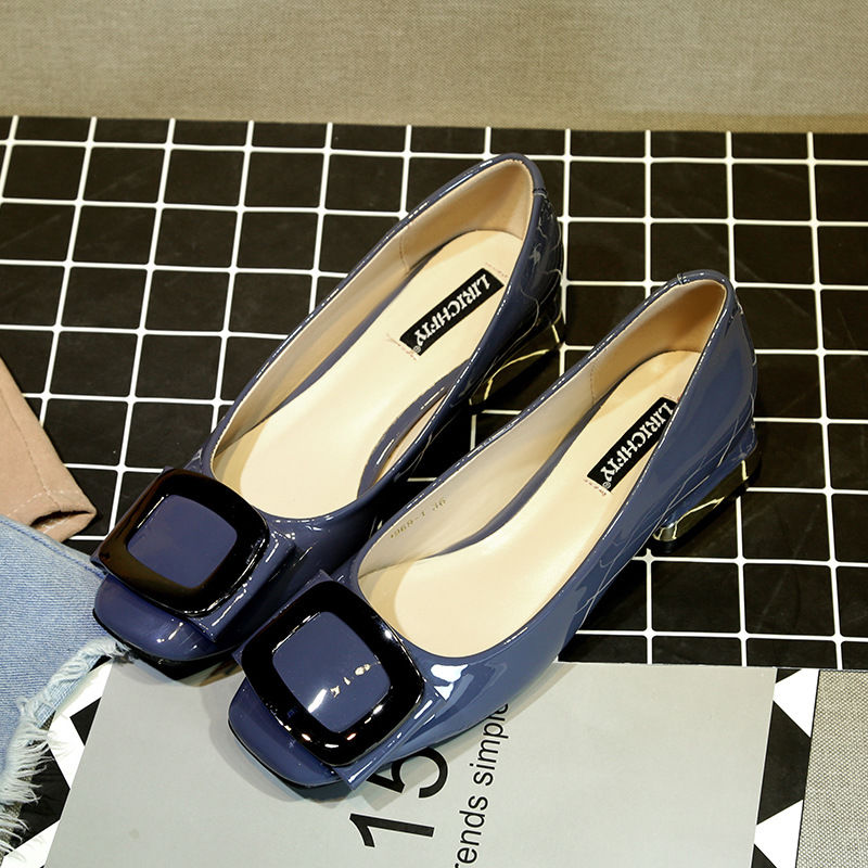 脚黑适合穿什么样的女鞋,今年流行这种显白鞋