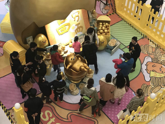 蛋黄哥空降北京 最懒表情包竟然懒出了新高度