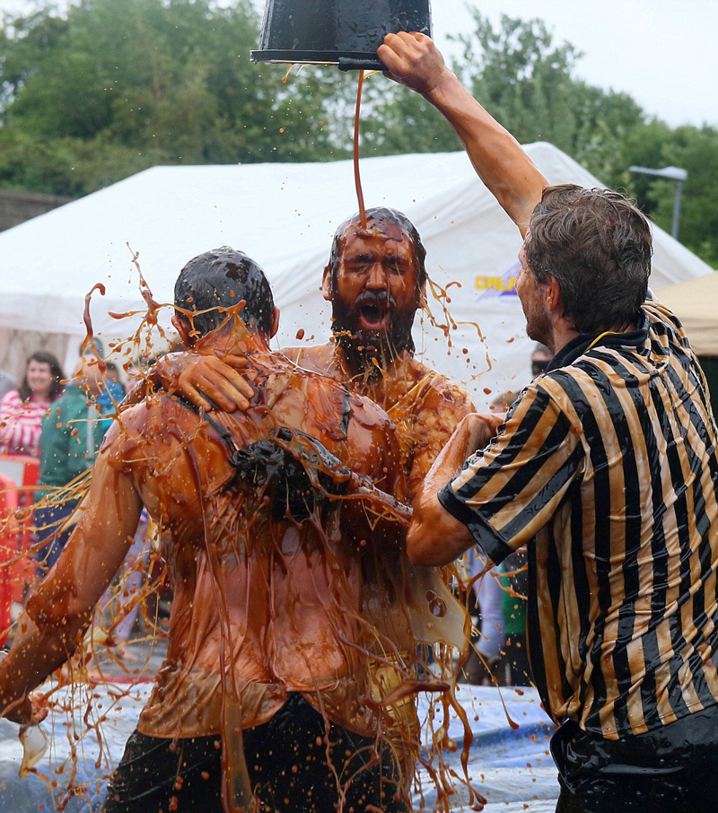 这是一场"肉欲"爆屏的摔跤比赛 选手个个肉香扑鼻
