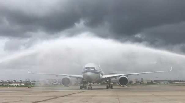 “墨镜侠”A350首航成功 水门仪式“接风洗尘” “墨镜侠”A350首航成功 水门仪式“接风洗尘”