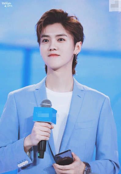 鹿晗新发型鲻鱼头撞网红摩登兄弟宁哥发型,网