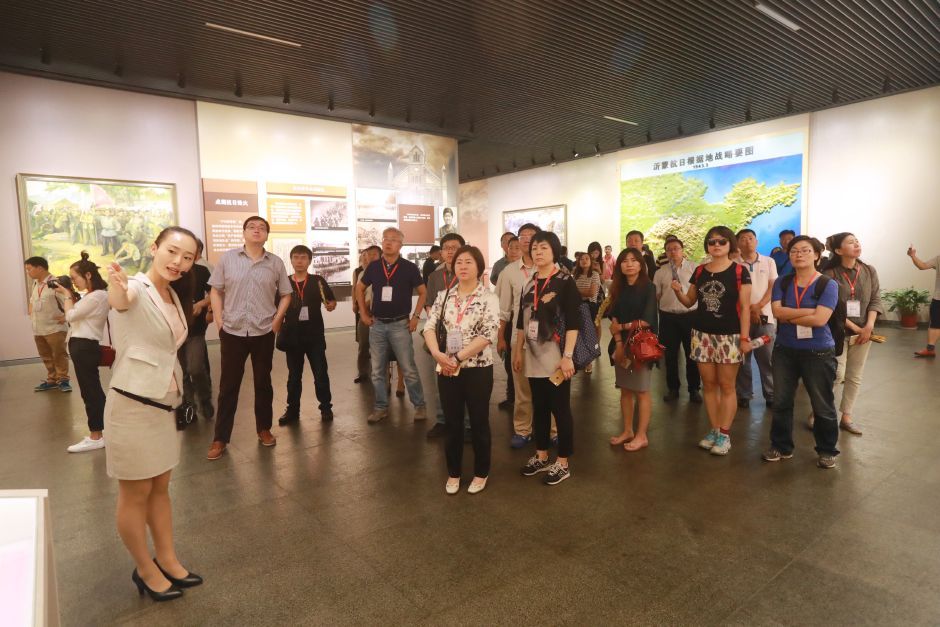 最后一匹布做军装,最后一粒米做军粮,最后一个儿子送战场……听着革命故事,看着老照片,代表团成员不禁动容。大众网记者 王长坤 摄