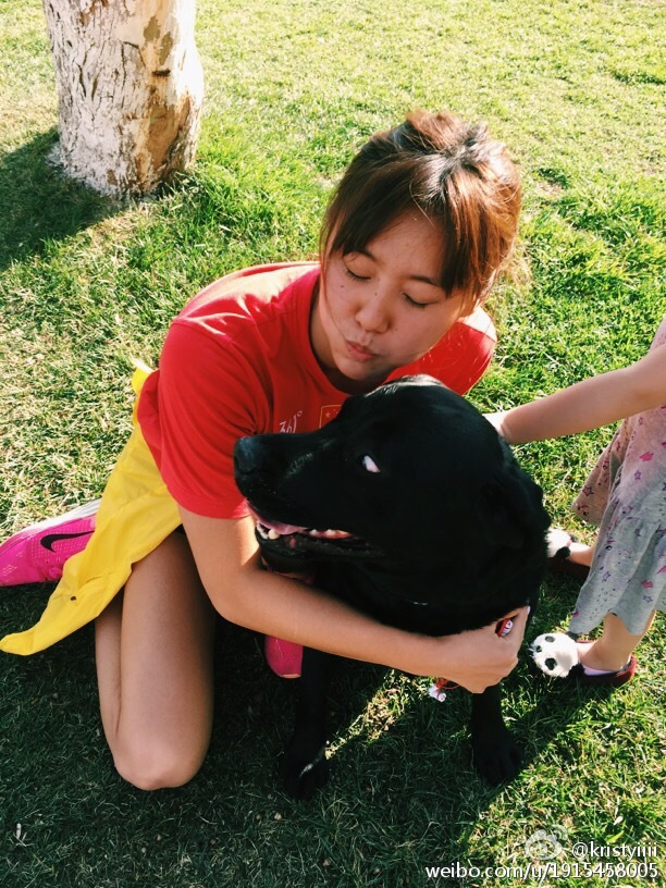 中国游泳队的美女刘湘在五一节晒出一组与狗狗的合影，女神不但紧紧抱着狗狗，还闭着眼睛与狗狗亲吻，爱心爆棚，也羡慕死一群单身狗。（资料图）