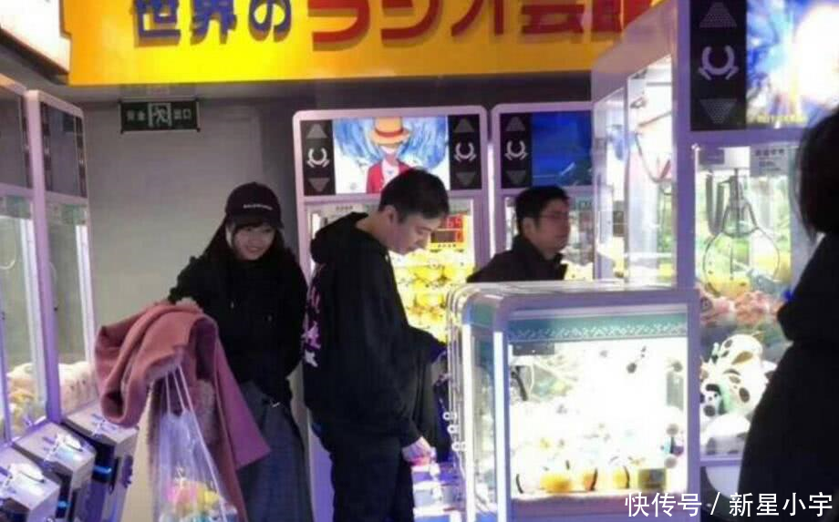 王思聪带新女友夹娃娃,新女友扎二次元发型像