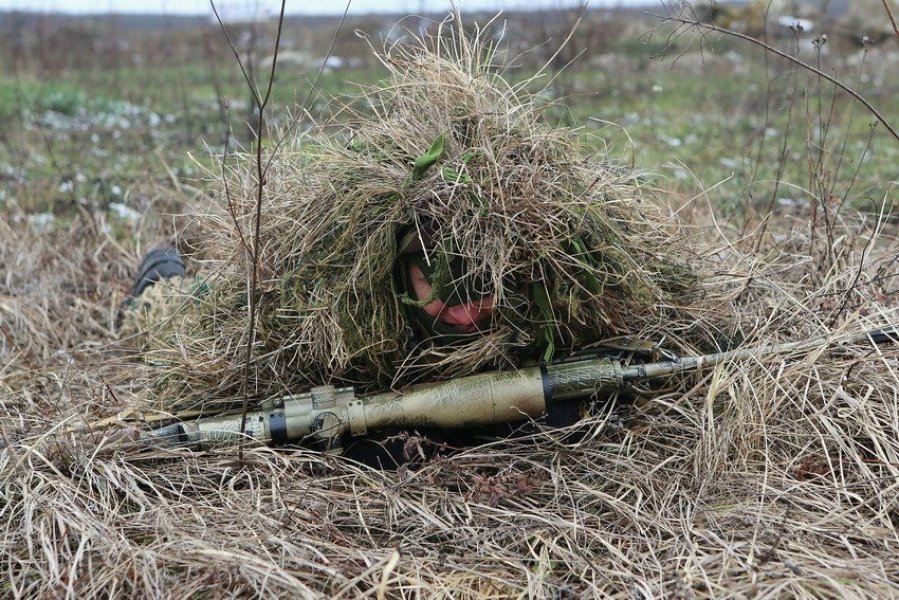 俄军狙击手展示伪装技术。