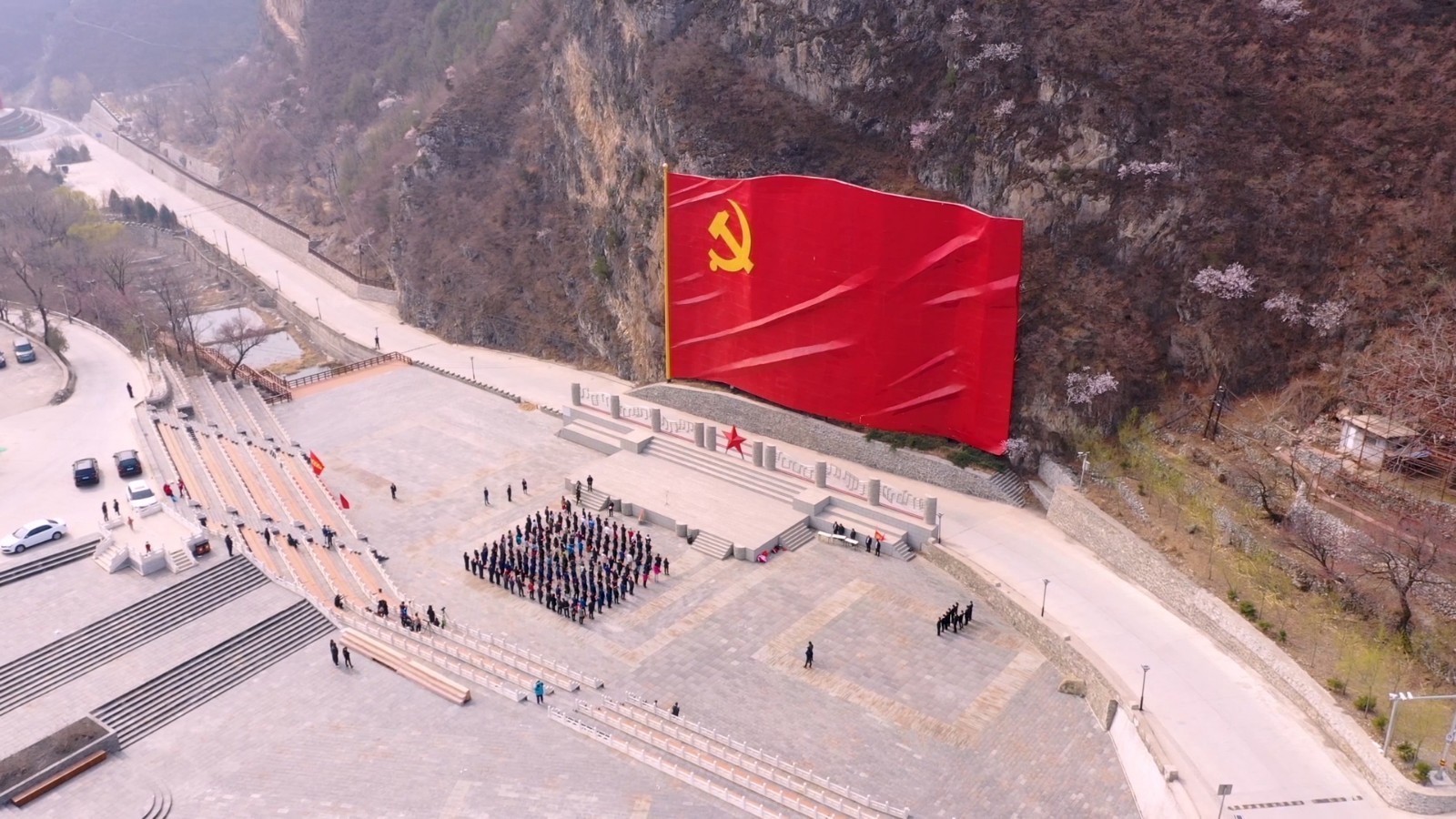 北京市各行各业劳动者绣党旗