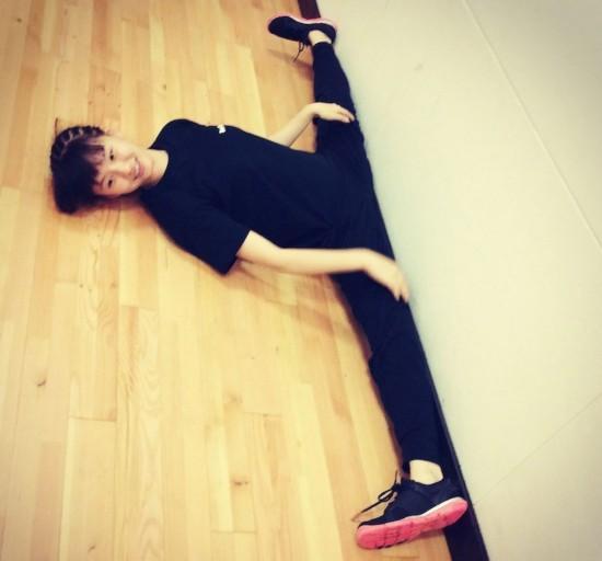 小彩旗花样一字马 能比的只有师姐金晨了! 小彩旗花样一字马 能比的只有师姐金晨了!