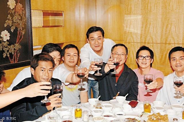 小叔子借钱不还,侄女满月请客,我拿出几张照片