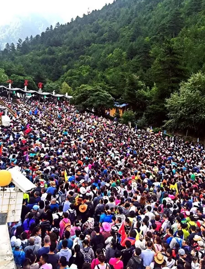 照片不仅被“密集恐惧症”人群封杀，还让准备去九寨沟的人产生恐惧。