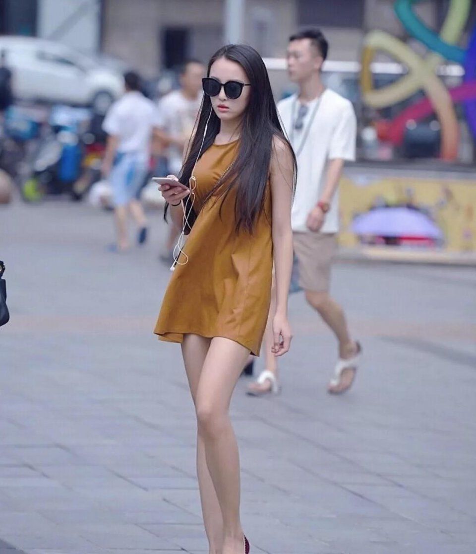 街怕:无袖背心裙搭配墨镜,夏日气场全开