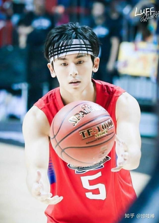 张哲瀚、邓伦、任嘉伦打篮球照片帅炸,你Pick