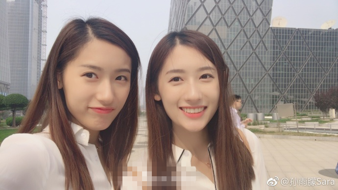 清纯双胞胎姐妹花同上哈佛同入职央视