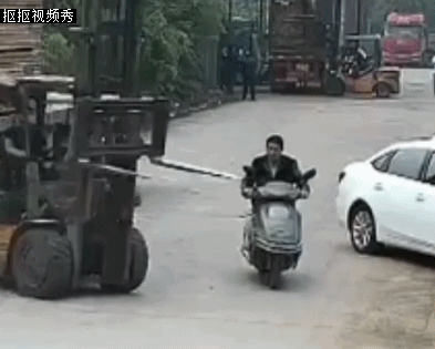 叉车路边突然掉头 削掉骑车人16颗牙