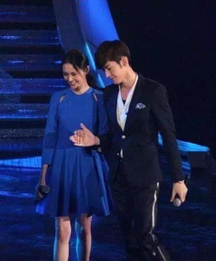 张翰郑爽分手后首次同台,张翰索要拥抱,郑爽爽