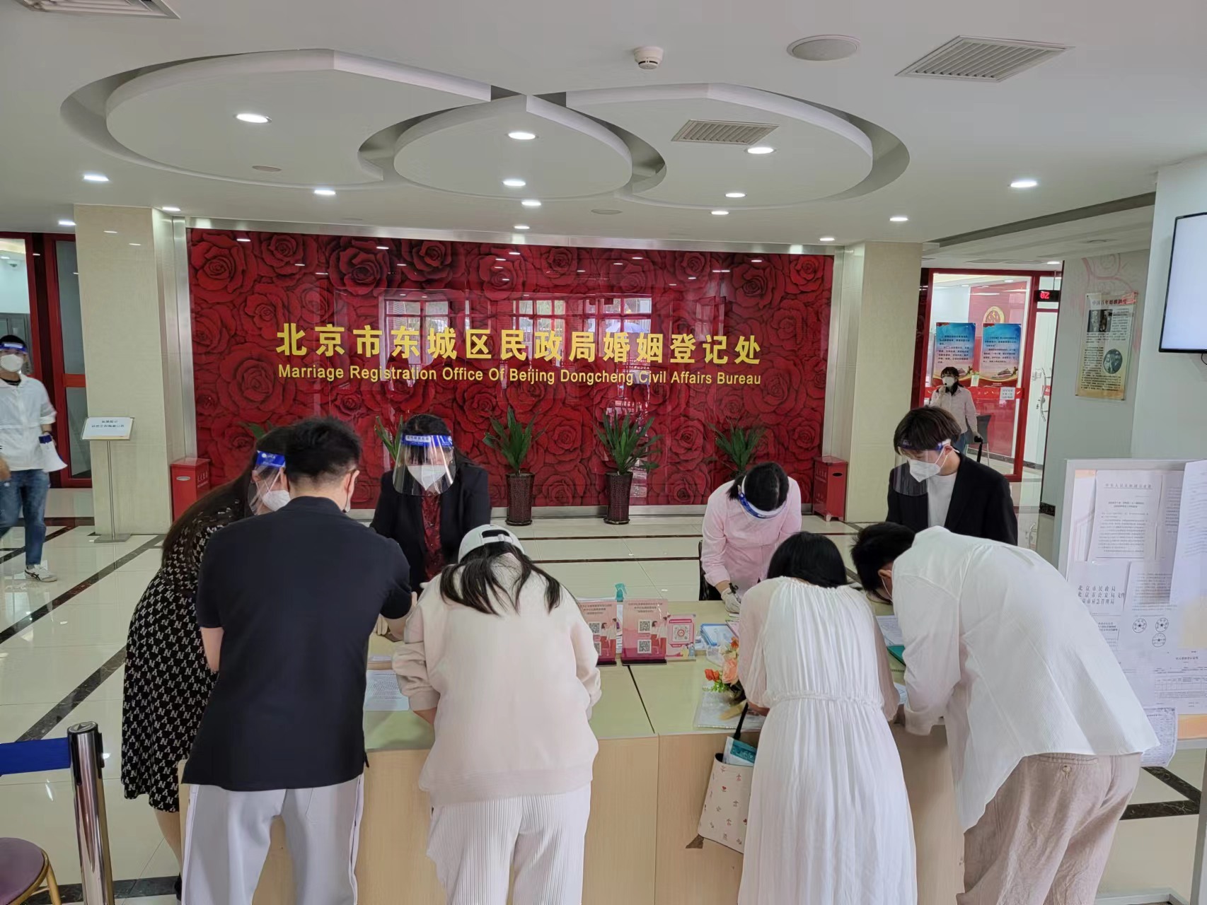 我们结婚啦!“520”婚姻登记高峰,现场防控措施不放松 我们结婚啦!“520”婚姻登记高峰,现场防控措施不放松